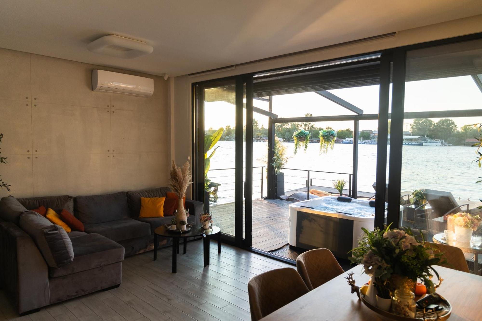 Ada Moment Splav- Kuca Na Reci Beograd- Floating House On Sava River ,Belgrade Exterior photo